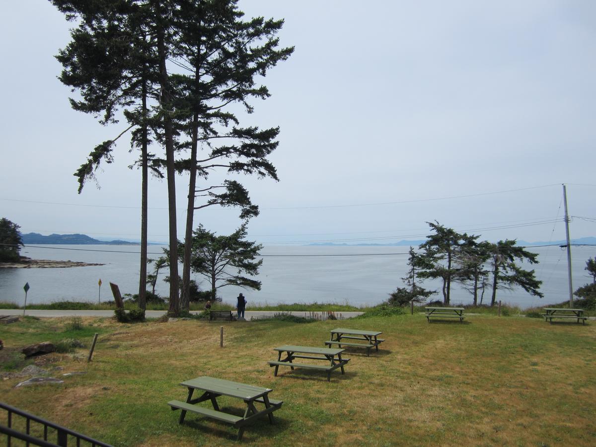 The Surf Lodge And Pub Gabriola Exterior photo